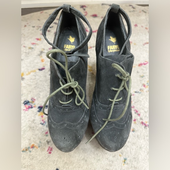 Farylbyrobin booties with ankle strap and lace up. - Picture 2 of 3